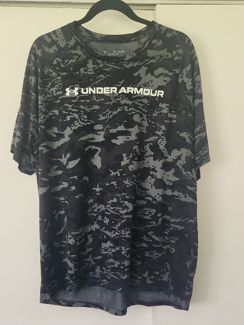 Under Armour Men’s Black & Gray Camo Short Sleeve Performance Tee